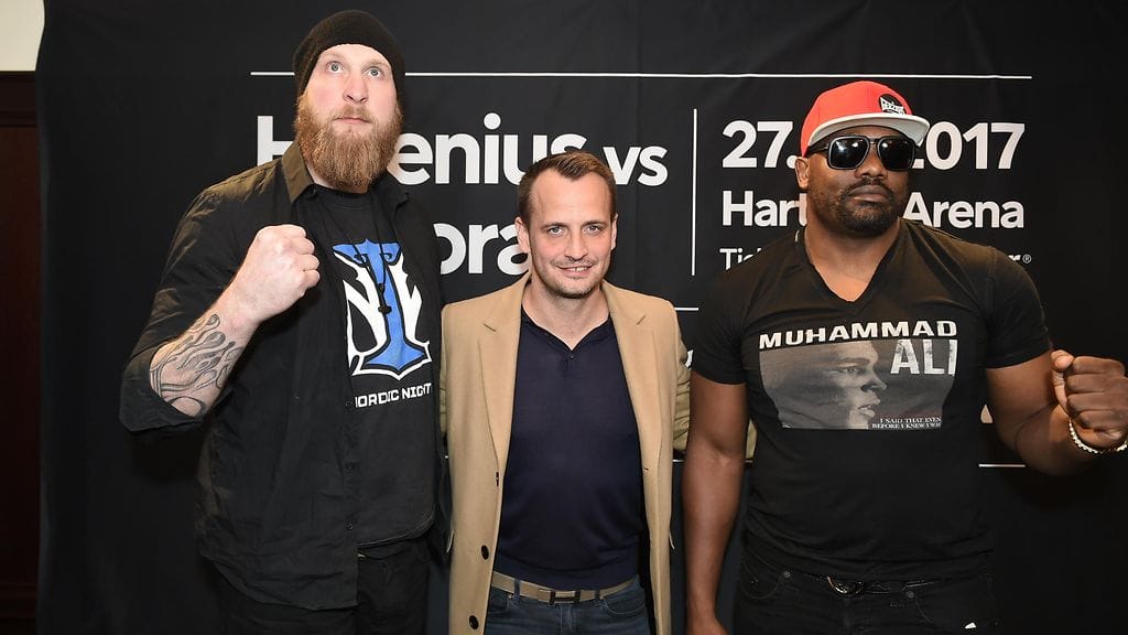 Robert Helenius (vas.), Nisse Sauerland ja Dereck Chisora olivat perjantaina promoamassa toukokuista kohtaamistaan Helsingissä.