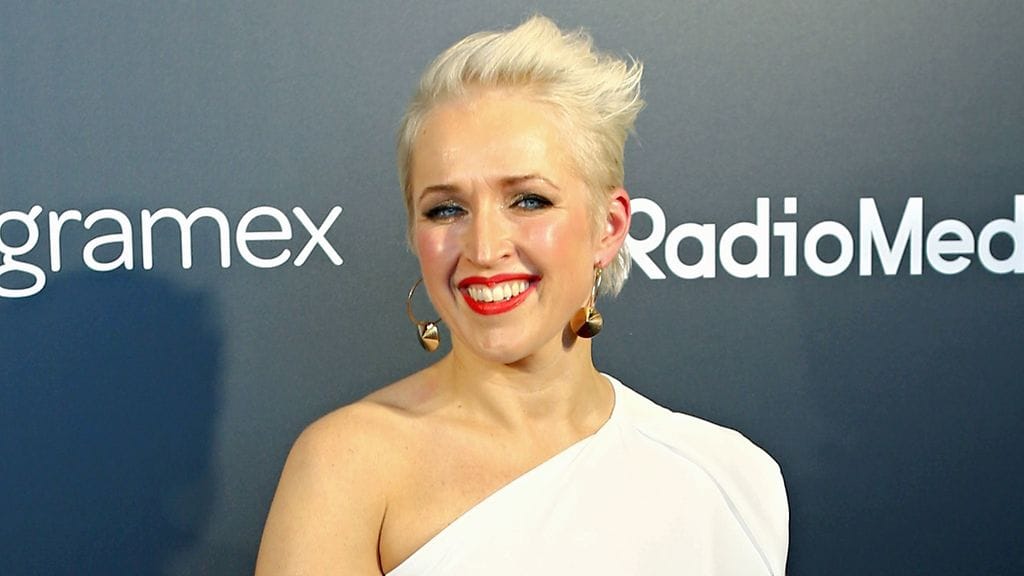 Anna Perho hurmasi Linnan juhlissa valkoisessa puvussa.