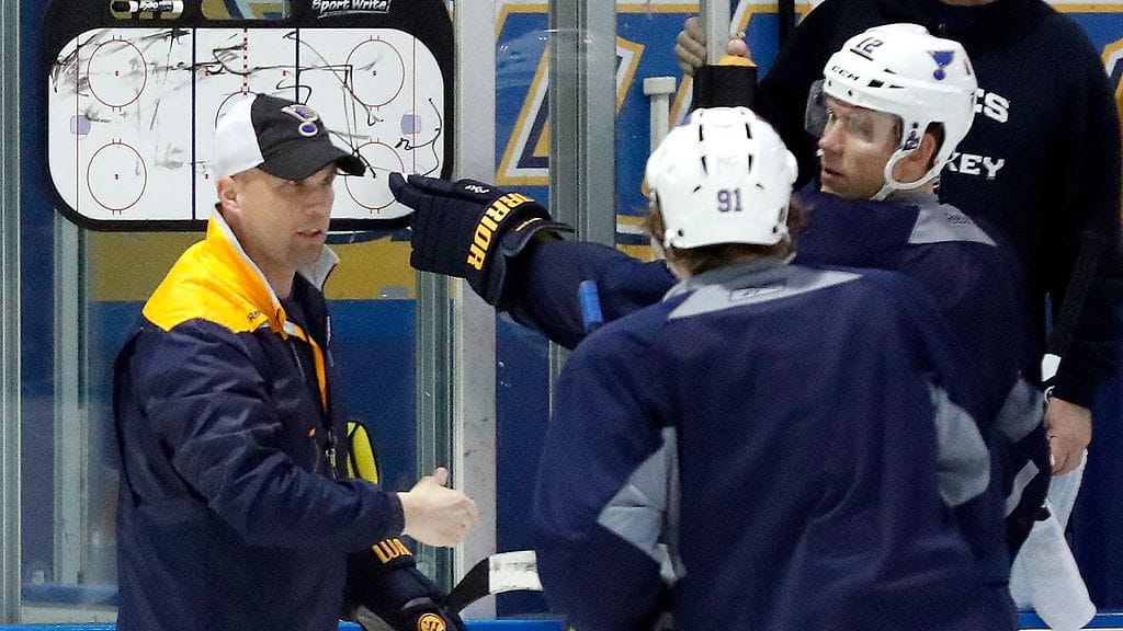 Jori Lehterä (oik.) ei ole kuulunut päävalmentaja Mike Yeon (vas.) avainpelaajiin.