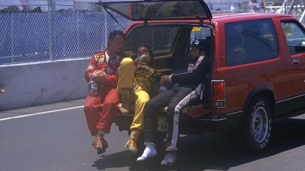 Dallasin F1-kisan kärkikolmikko Rene Arnoux (vas.), Keke Rosberg ja Elio de Angelis ottivat lepoa raskaan fyysisen rääkin jälkeen.