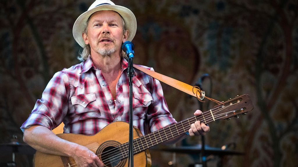 J. Karjalainen esiintyi Kotkassa heinäkuussa 2016.