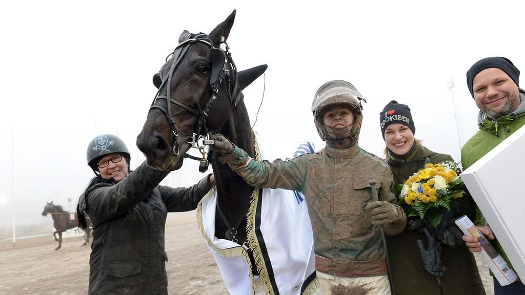 Seabiscuit ja ohjastaja Jukka Torvinen juhlivat Vermossa lauantaina.