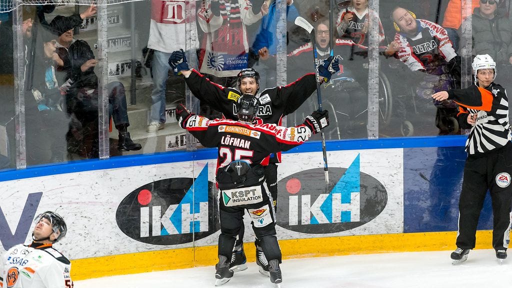 Anssi Löfman juhlimassa JYP-maalia Michel Miklikin kanssa.