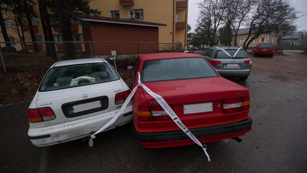 Rattjuoppo kolaroi kolmea pysäköityä autoa Kotkassa ajamallaan BMW:llä.