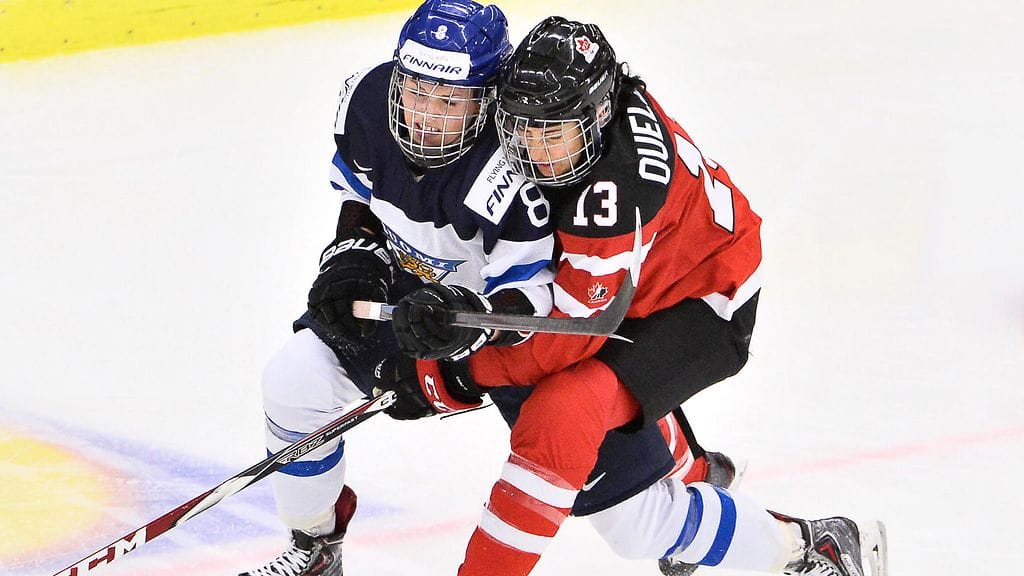 Ronja Savolainen Kanada-ottelussa vuoden 2015 MM-kisoissa.