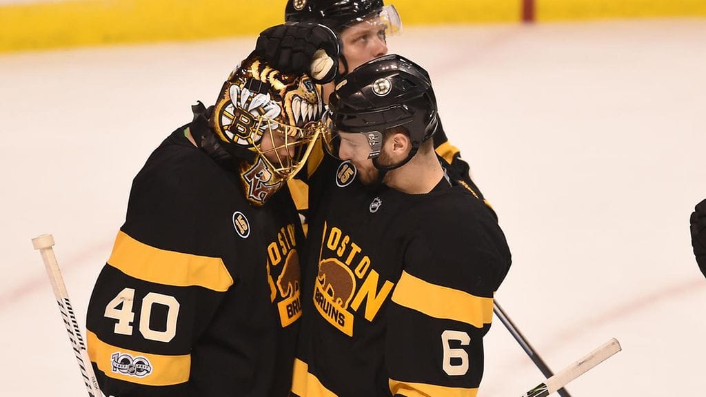 Tuukka Rask saa kiitokset Bostonin voiton jälkeen.