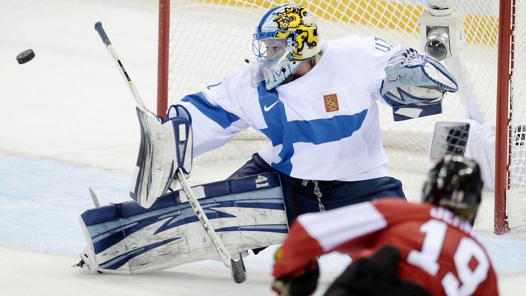 Noora Räty pysäyttää kanadalaislaukauksen Sotshin olympialaisissa 2014.