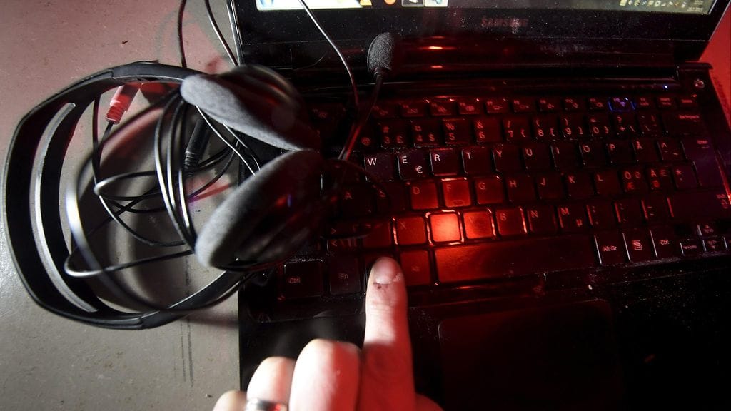 Uusi lainsäädäntö vaatii muutoksia perustuslakiin. Perustuslain muuttaminen vaatii normaalisti kahden eri eduskunnan hyväksynnän, mutta nopeutetussa järjestyksessä perustuslakia voidaan muuttaa yhden eduskunnan toimikauden aikana.