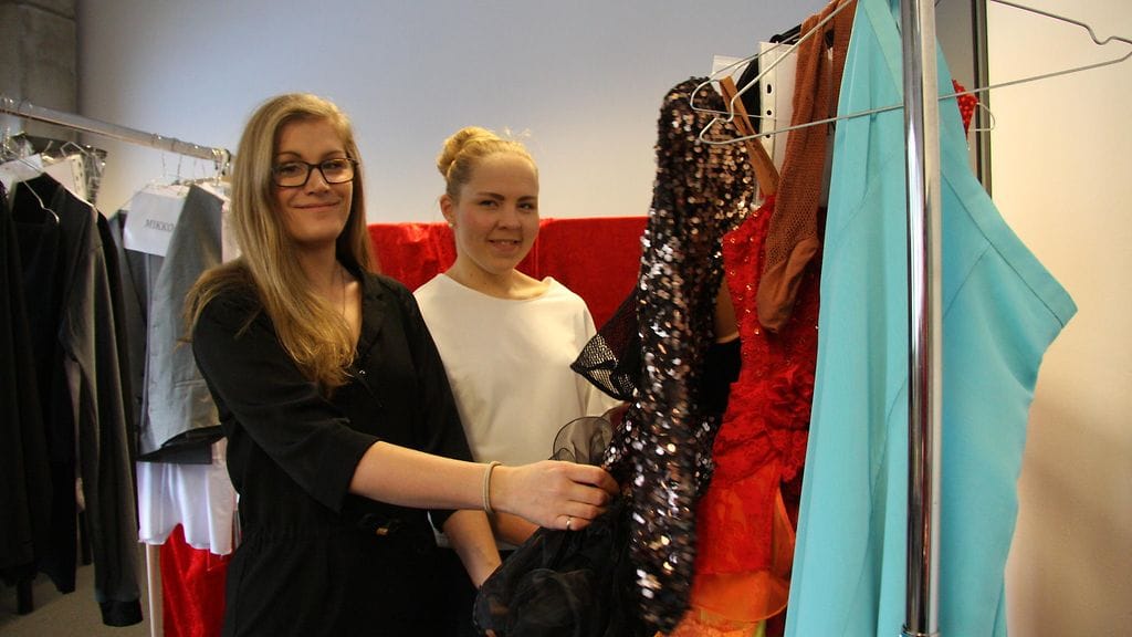 Pukusuunnittelijat Malin Elmvik ja Johanna Saarinen suunnittelevat ja toteuttavat tanssijoiden päällä viikoittain nähtävät luomukset.