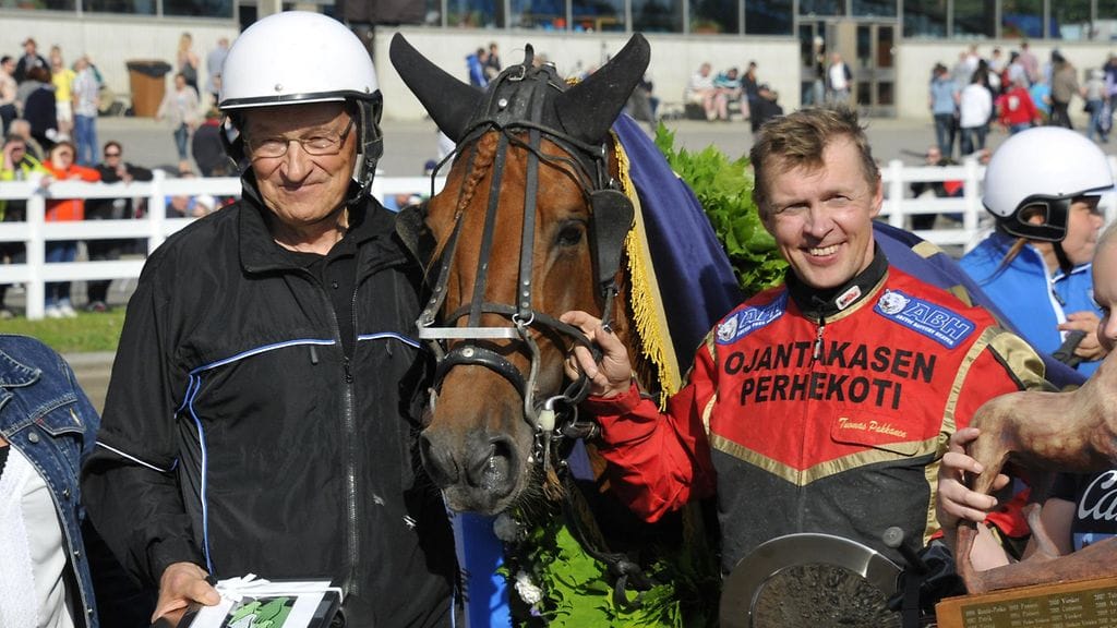 Valmentaja Jorma Konnu, Camri ja ohjastava Tuomas Pakkanen muodostavat voitokkaan tiimin.