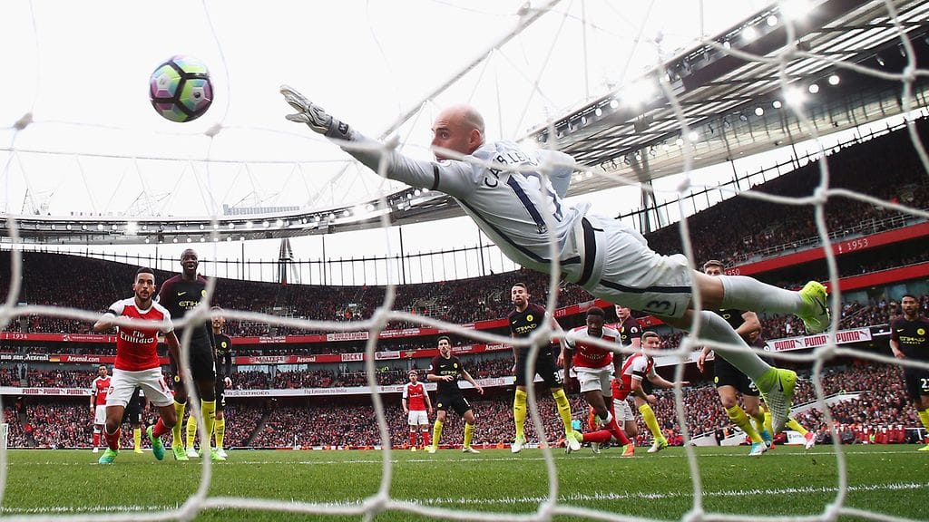 Shkodran Mustafi ohitti Willy Caballeron.