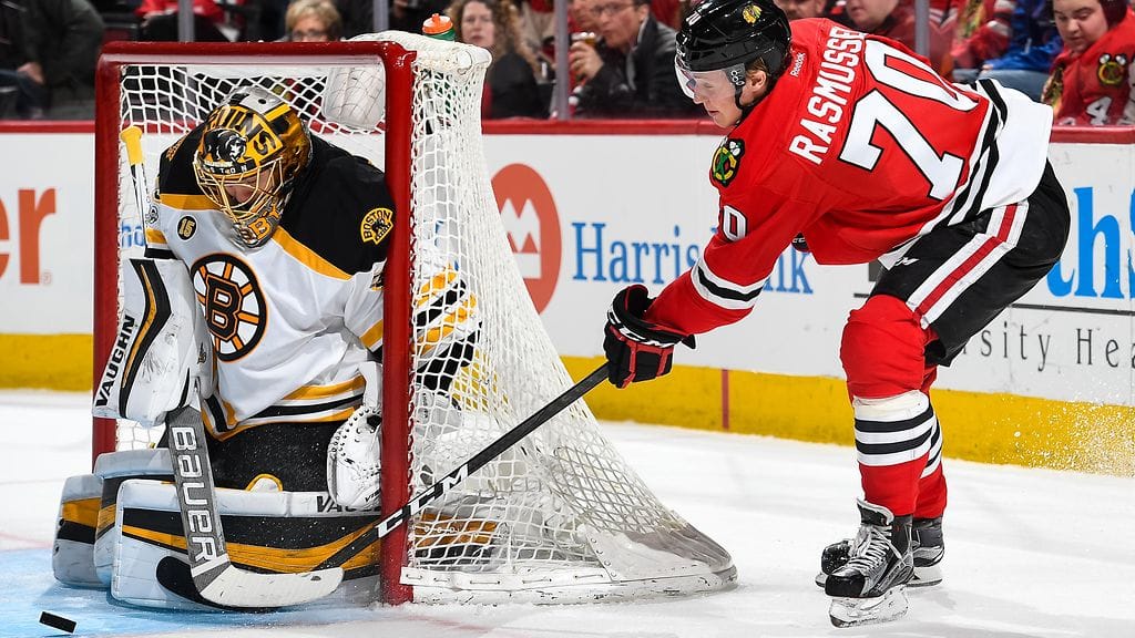 Anton Khudobin oli huippuvireessä sunnuntaina Chicagossa.