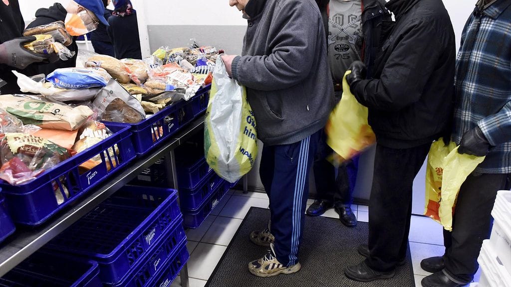 Köyhyys voi lyhentää elinikää. Kuvassa Pelastusarmeijan leipäjonoa.