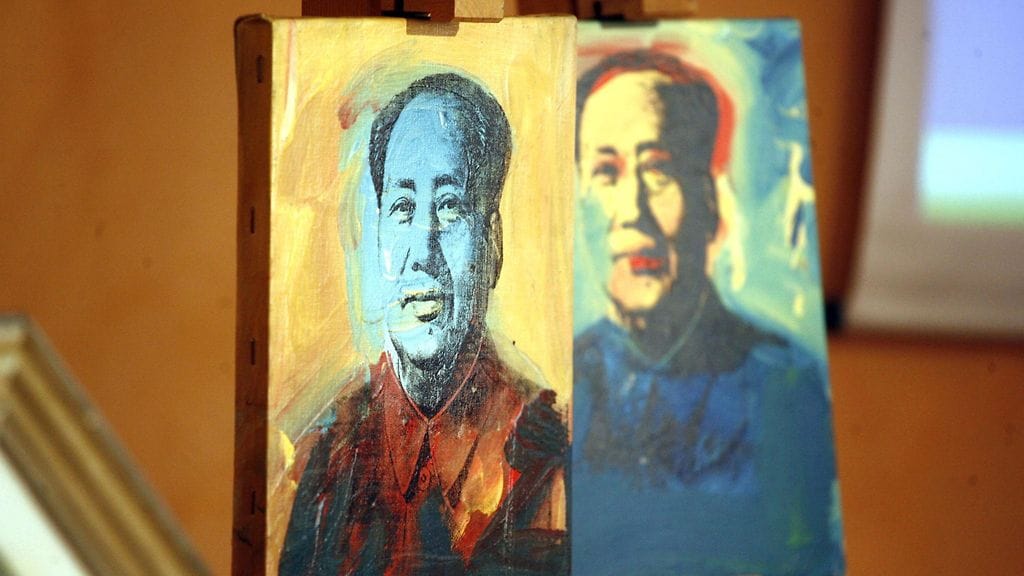 Andy Warholin versioita Mao Zedongin muotokuvasta Milanossa vuonna 2011. Manner-Kiinassa järjestetyissä Warhol-näyttelyissä Maon muotokuvat ovat loistaneet poissaolollaan.