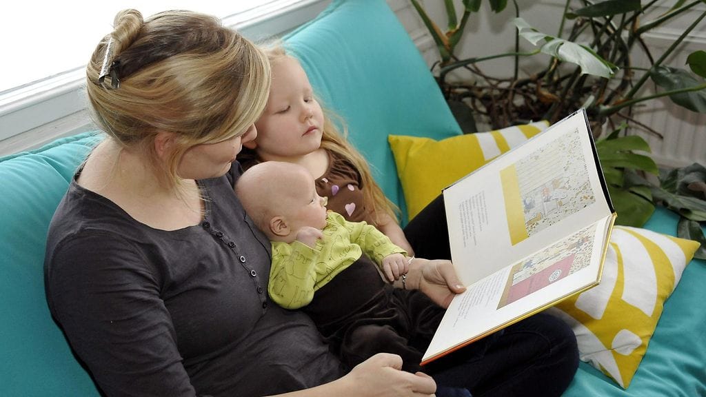 Aikaisin aloitettu lukeminen on yhteydessä hyvään koulumenestykseen.