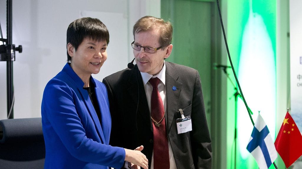 CAMCE:n pääjohtaja Luo Yan (vas.) ja Boreal Bioref Oy:n toimitusjohtaja Heikki Nivala tiedotustilaisuudessa Kemijärvellä, jossa Boreal Bioref ja kiinalainen CAMCE tiedottivat biojalostamoinvestoinnista, 17. helmikuuta 2017.