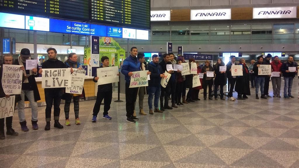 Mielenosoittajia Helsinki-Vantaan lentoasemalla.