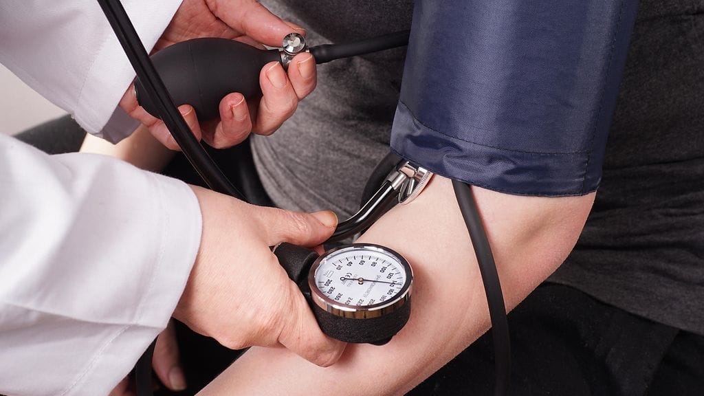 Noin kahdella miljoonalla suomalaisella on liian korkea verenpaine. Kuvituskuva.