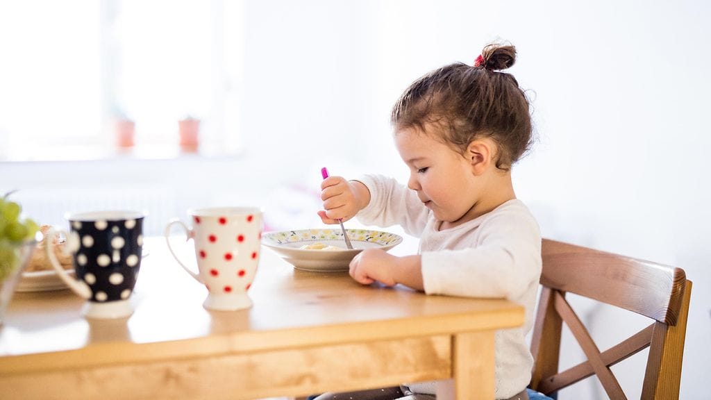 Asiantuntijan mukaan lapsen tulisi saada itse valita, haluaako syödä aamuisin vai ei.