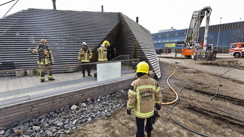 Palomiehiä Löyly-saunakompleksin luona Helsingissä 4. huhtikuuta 2017.