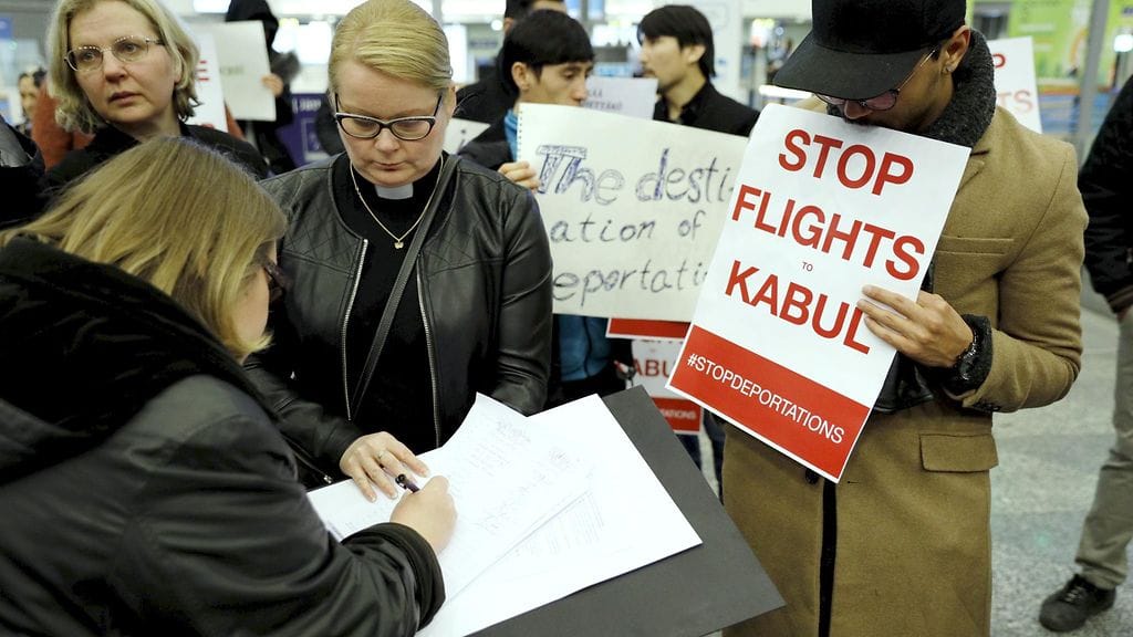 Mielenosoitus turvapaikanhakijoiden palautusta vastaan Helsinki-Vantaan lentokentällä 3. huhtikuuta 2017.