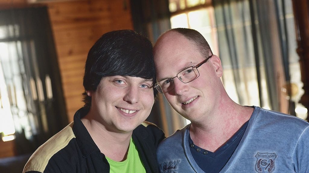 John ja Emil Ganz (o.s.) Takkinen ovat ensimmäinen Ahvenanmaalla naimisiin mennyt homopari, joka ei sitä ennen ollut rekisteröidyssä parisuhteessa. Kuva on otettu Jomalassa 28. maaliskuuta 2017.