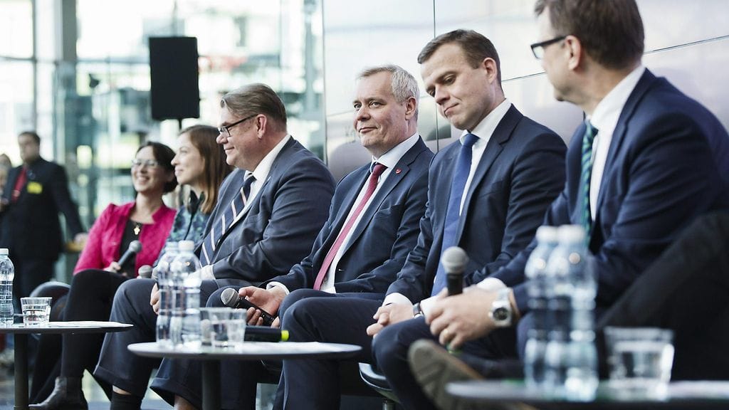 Puolueiden puheenjohtajat Sari Essayah, Lin Andersson, Timo Soini, Antti Rinne, Petteri Orpo ja Juha Sipilä Helsingin Sanomien kuntavaalitentissä Sanomatalossa huhtikuussa 2017.