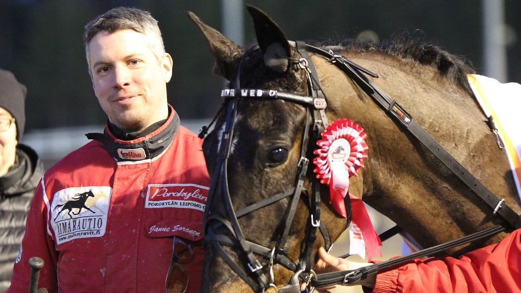 Elian Web poseerasi Janne Sorosen kanssa Teivon voittajakehässä Toto5-kierroksen päätteeksi.