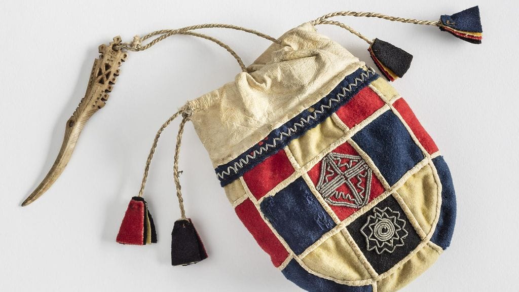 Vuonna 1911 Suomen kansallismuseon kokoelmiin saatu tinalankakoristeltu tupakkakukkaro. Suomen kansallismuseo lahjoittaa merkittävän saamelaisesineistön Saamelaismuseo Siidaan.