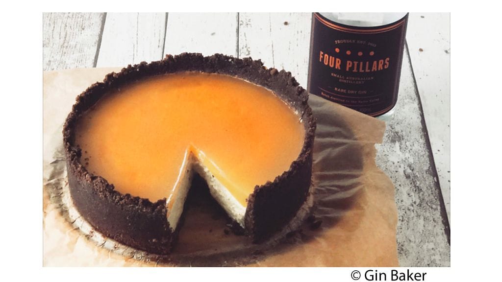 Täyteläinen juustokakku saa makunsa ginin lisäksi appelsiinista. Kakku koostuu pohjasta, täytteestä ja GT-kiilteestä.