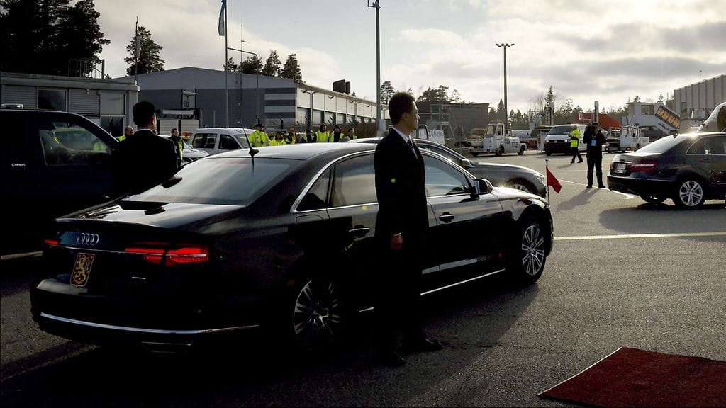 Leijonalogolla ja Kiinan lipulla varustettu A8 Lang valmistautui ottamaan vieraat kyytiinsä.