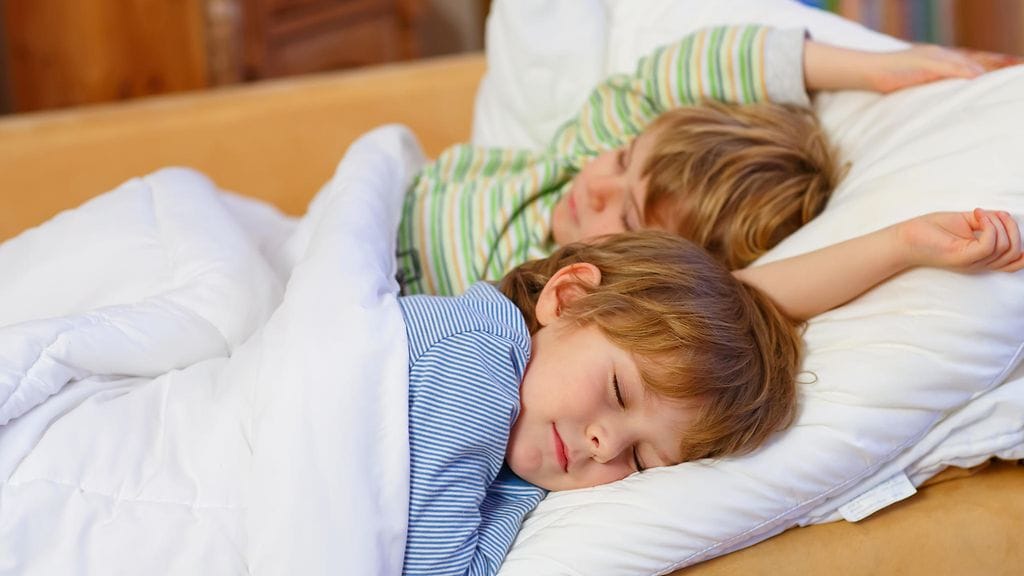 Kolmen pojan äiti noudattaa perheessään heräämissääntöä.