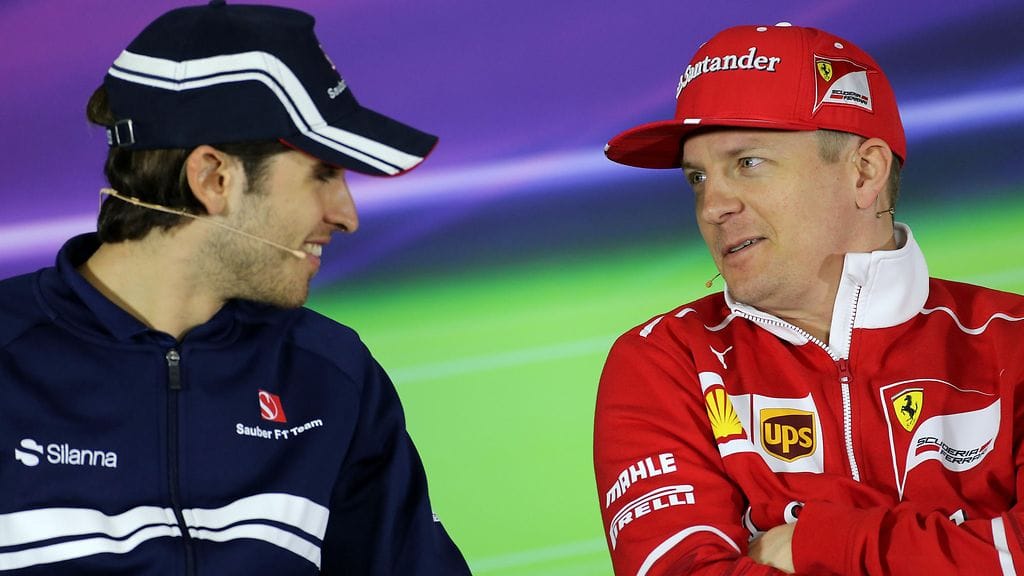 Sauberia ajava Ferrarin kolmoskuski Antonio Giovinazzi ja Kimi Räikkönen keskustelivat torstain lehdistötilaisuudessa Shanghaissa.