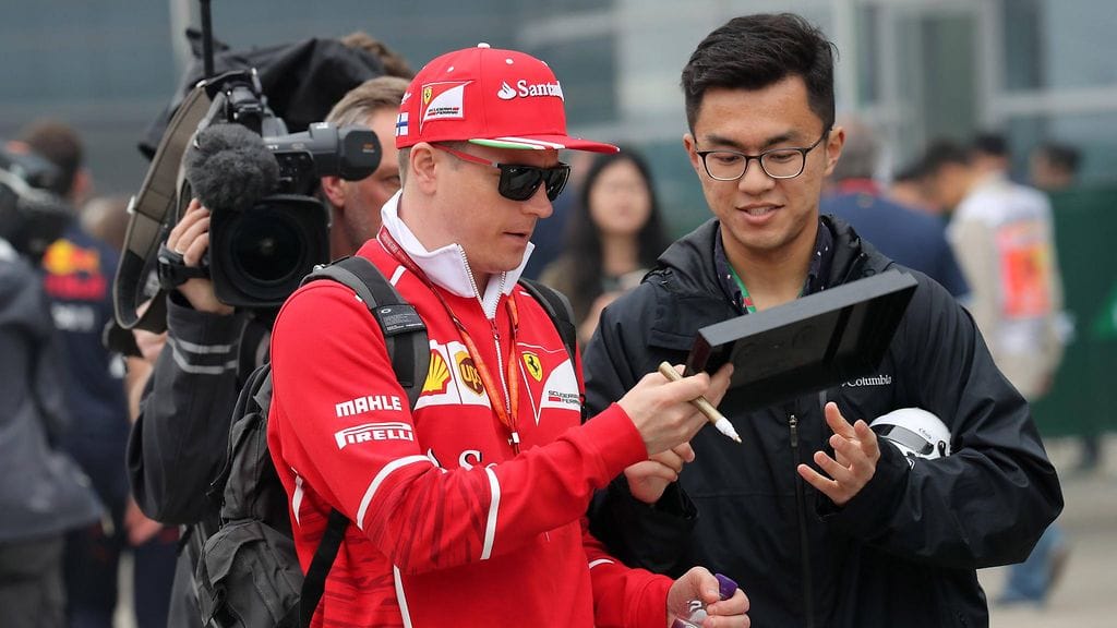 Kimi Räikkönen saa jakaa nimikirjoituksia Kiinassa huomattavasti ahkerammin kuin monissa muissa kisapaikoissa.