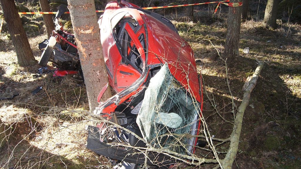 Auto katkesi kahtia rajussa ulosajossa.