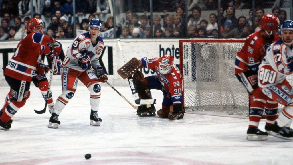 Jarmo Uronen HIFK:n maalilla SM-liigan viidennessä loppuottelussa 1986.