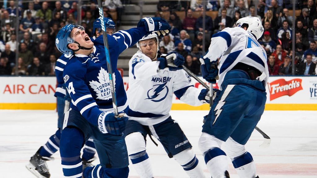 Auston Matthewsia taklattiin rajusti.