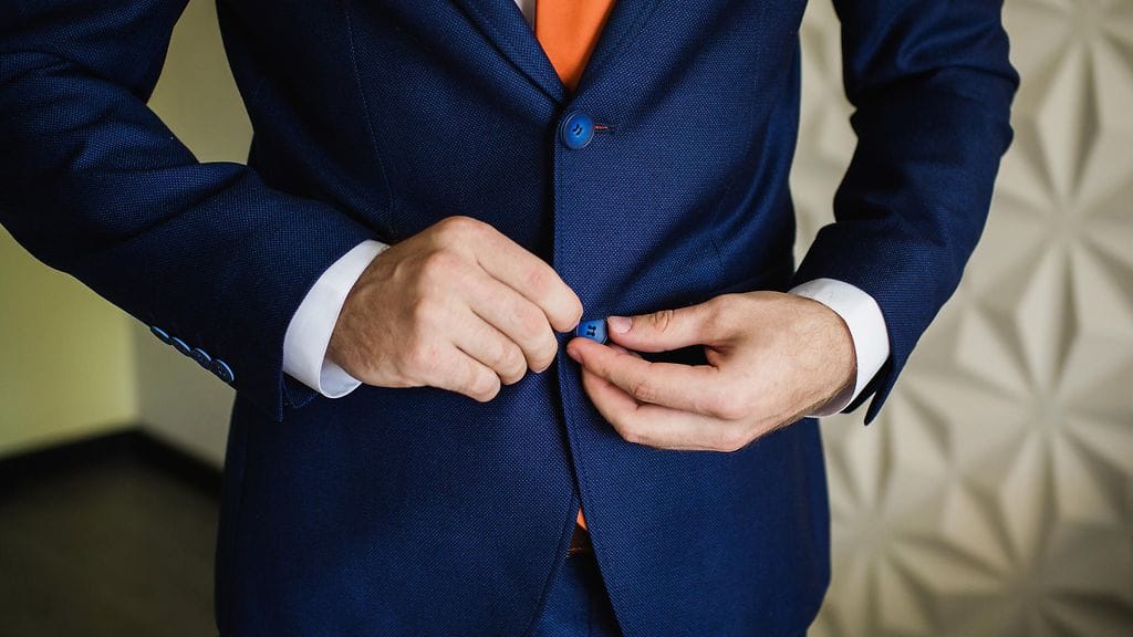 Riippumatta siitä, monta nappia takissasi on, jätä alin nappi aina auki.