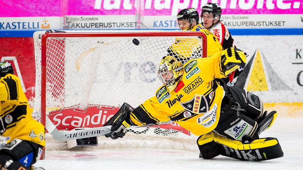 KalPan maalivahti Eero Kilpeläinen on tulikuumassa torjuntavireessä.