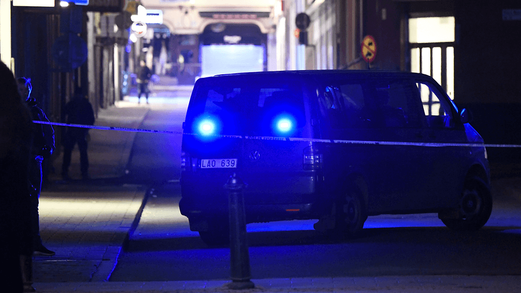 Tukholman poliisi jahtaa yhä iskussa käytetyn kuorma-auton kuljettajaa.