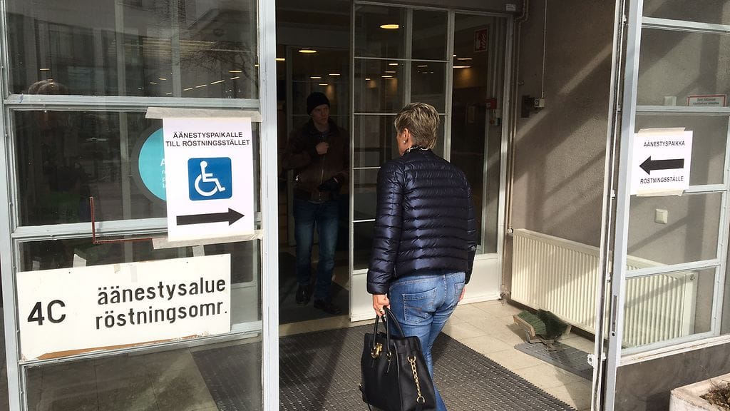 Äänestäjiä aamulla Kampissa Helsingissä.