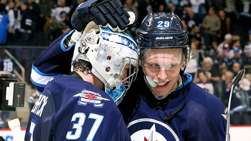 Connor Hellebuyck ja Patrik Laine