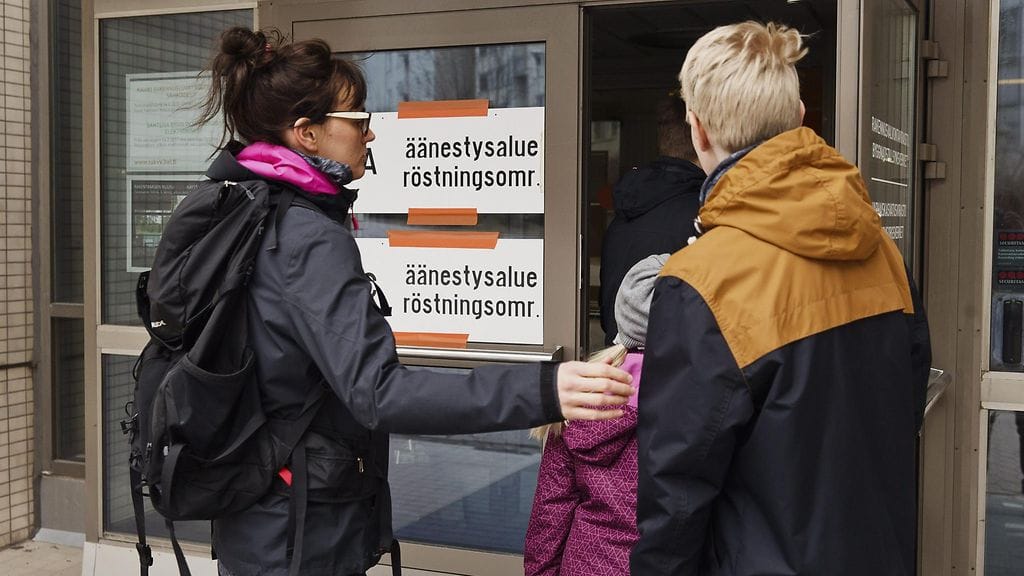 Ihmisiä menossa äänestämään Siltasaarenkadulla Kalliossa Helsingissä.