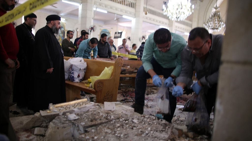 Hätätila julistettiin sunnuntain pommi-iskujen vuoksi ja astui voimaan heti.