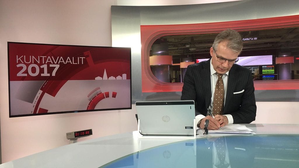 Keijo Leppänen valmistautumassa illan kuntavaalilähetykseen.