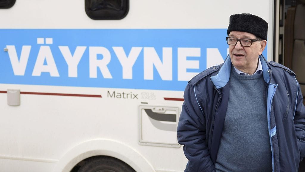 Terve Helsinki -liikkeen kuntavaaliehdokas Paavo Väyrynen kampanjoimassa Laajasalossa Helsingissä 7. huhtikuuta 2017.