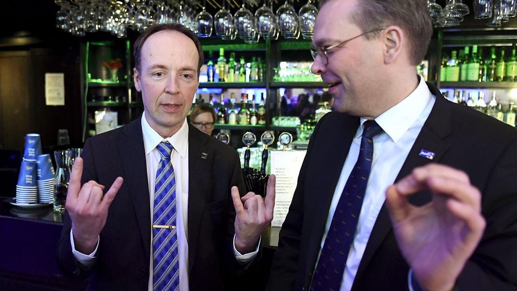 Europarlamentaarikko Jussi Halla-aho (vas) sekä puolustusministeri Jussi Niinistö perussuomalaisten vaalivalvojaisissa kuntavaalien vaalipäivänä Bottalla Helsingissä sunnuntaina 9. huhtikuuta 2017.