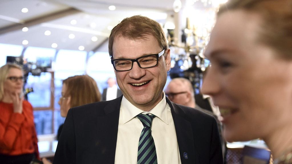 Pääministeri Juha Sipilä ehti jo piipahtaa keskustan vaalivalvojaisissa.