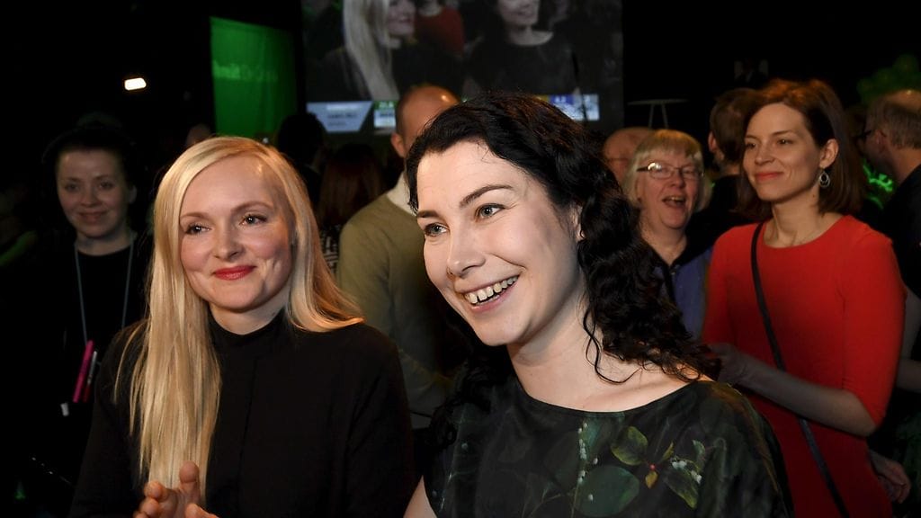Emma Kari (oik.) on suosikki vihreiden puheenjohtajaksi. Vasemmalla kuvassa puolueen nykyinen varapuheenjohtaja Maria Ohisalo.