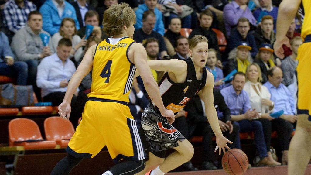 Seagullsin Antto Nikkarinen (vas.) ja Kouvojen Tuomas Hirvonen perjantain puolivälieräpelissä.